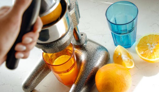 hand-press-juicer-with-orange-juice