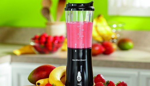 Cordless blender with fruits